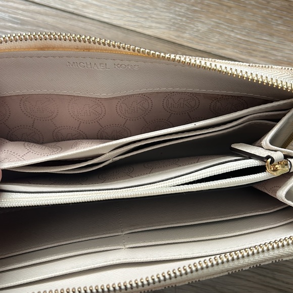 Michael Kors White Zip Wallet - Picture 7 of 7